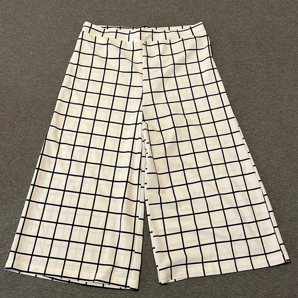 Flare white and black cropped pants